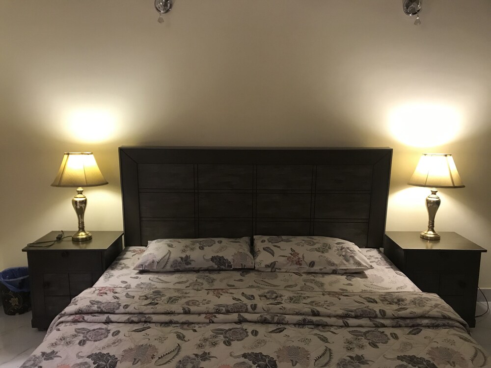 1 Bed House - Sleeps 2 - Pets - Parking - Wifi view 4
