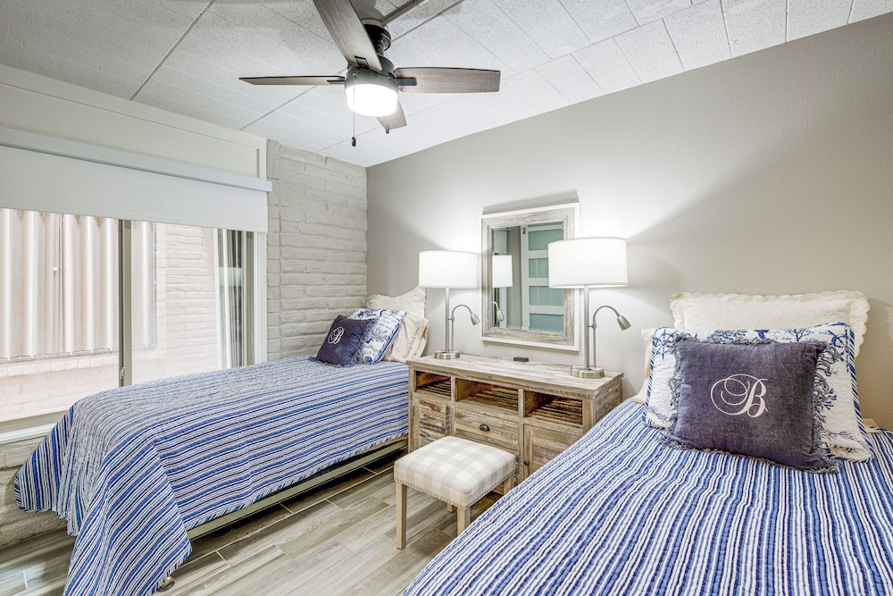 Steps to Beach & Boardwalk: Condo in Port Aransas!