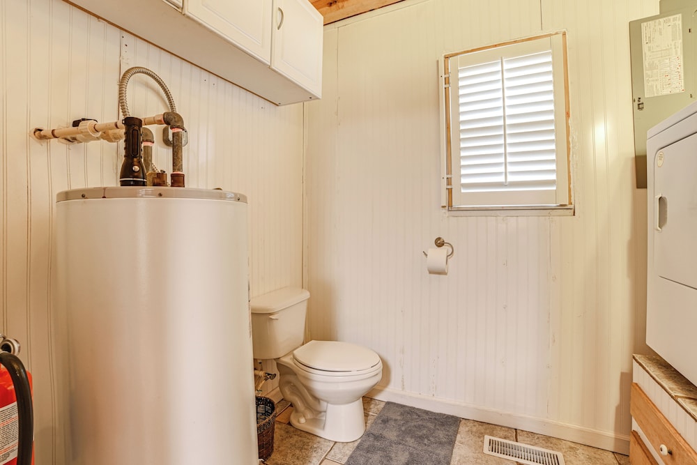 Steps to Kentucky Lake: Cozy Cabin w/ Deck!