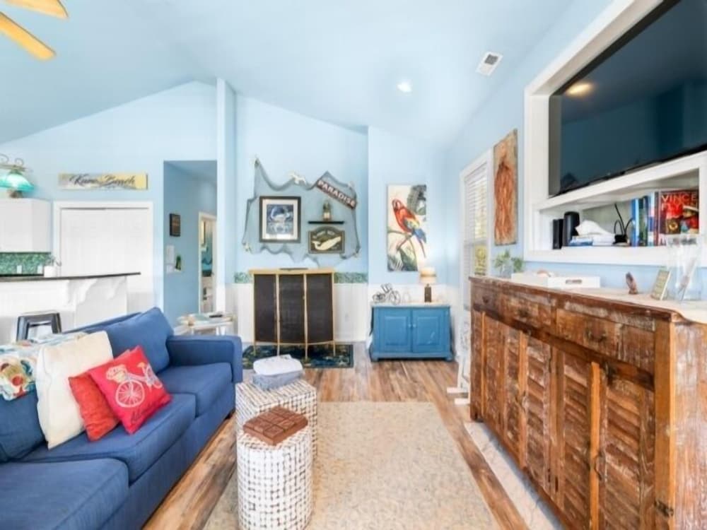 Atlantis Blue - Relaxing Beach Getaway Home Directly Across The Street From Beach Access! 5 Bedroom Home by RedAwning