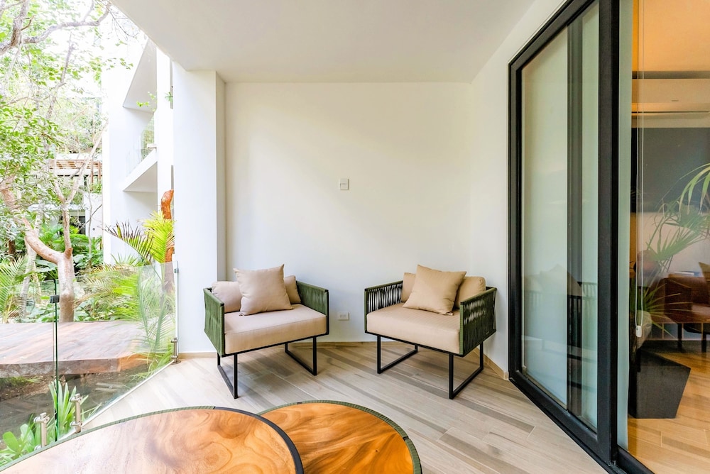 Anana Yaaxlum 105 S Oasis Pool and Jacuzzi