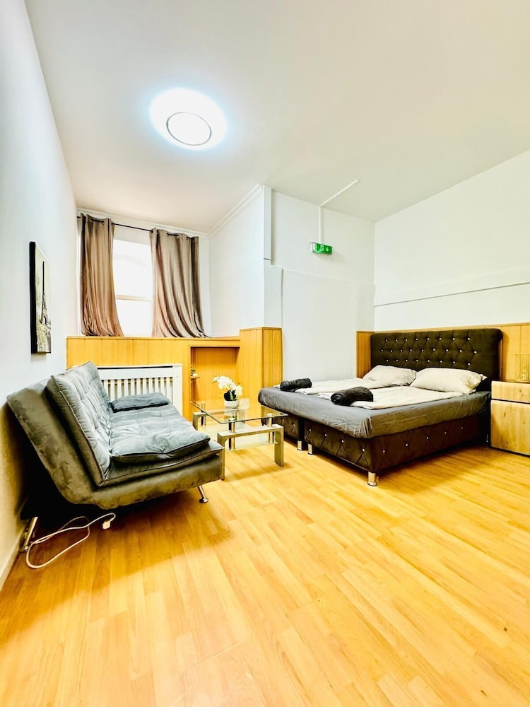 Urban 10BR Retreat Near Rathausplatz