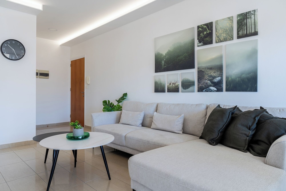 Averna - Breezy 2-BR Apt. in Larnaca