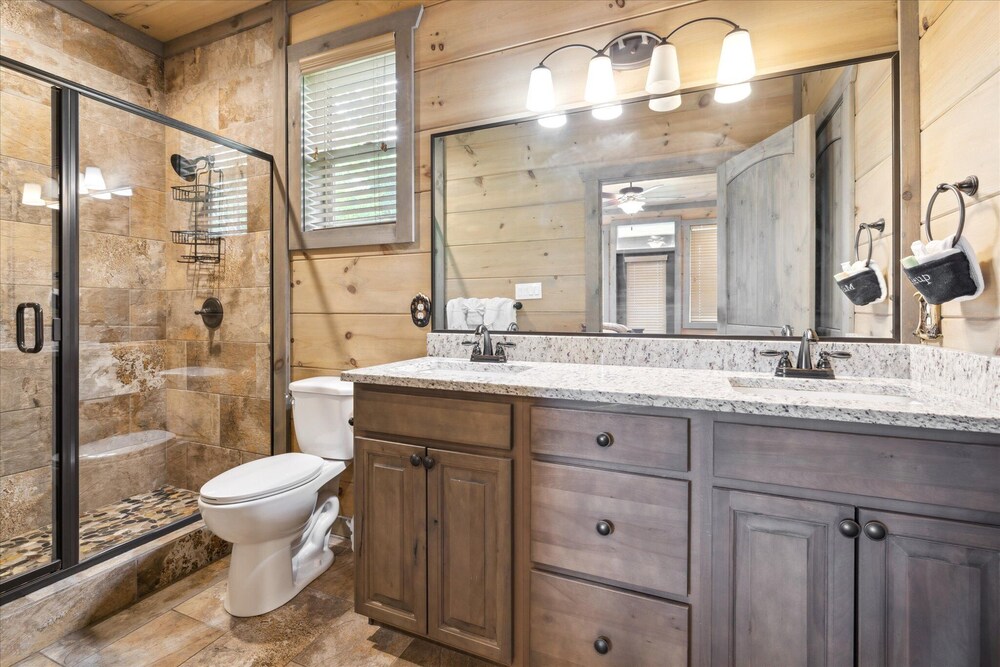 Gorgeous Cabin w Hot Tub Firepit Gameroom