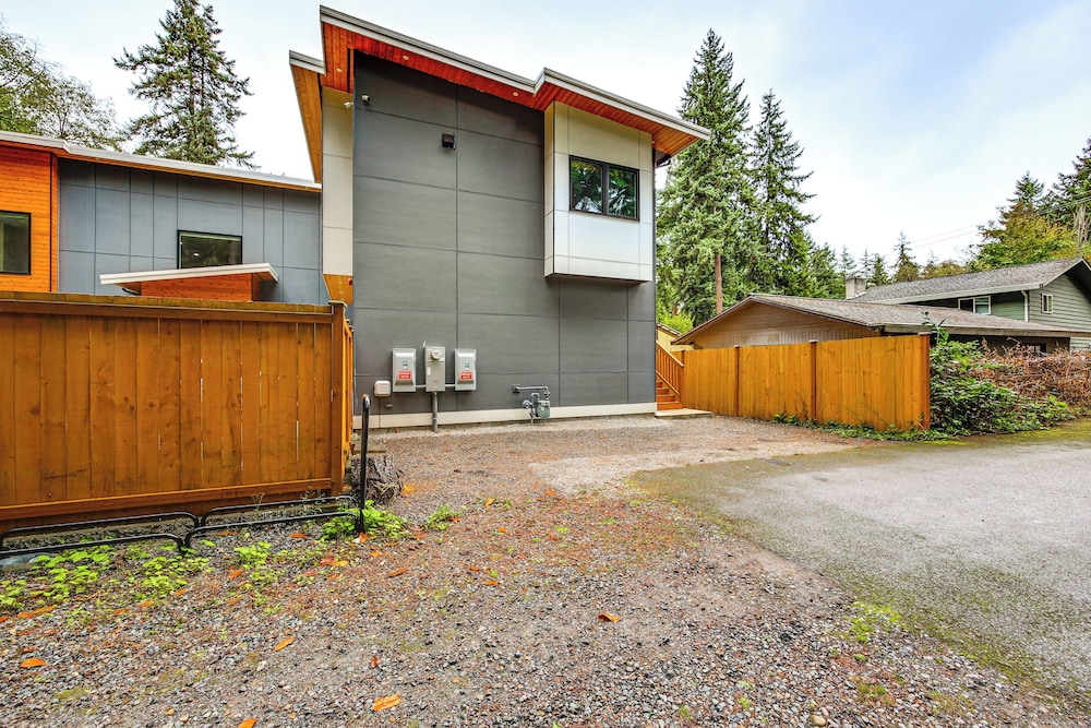 Quiet PNW Base: Walkable Apt in Normandy Park
