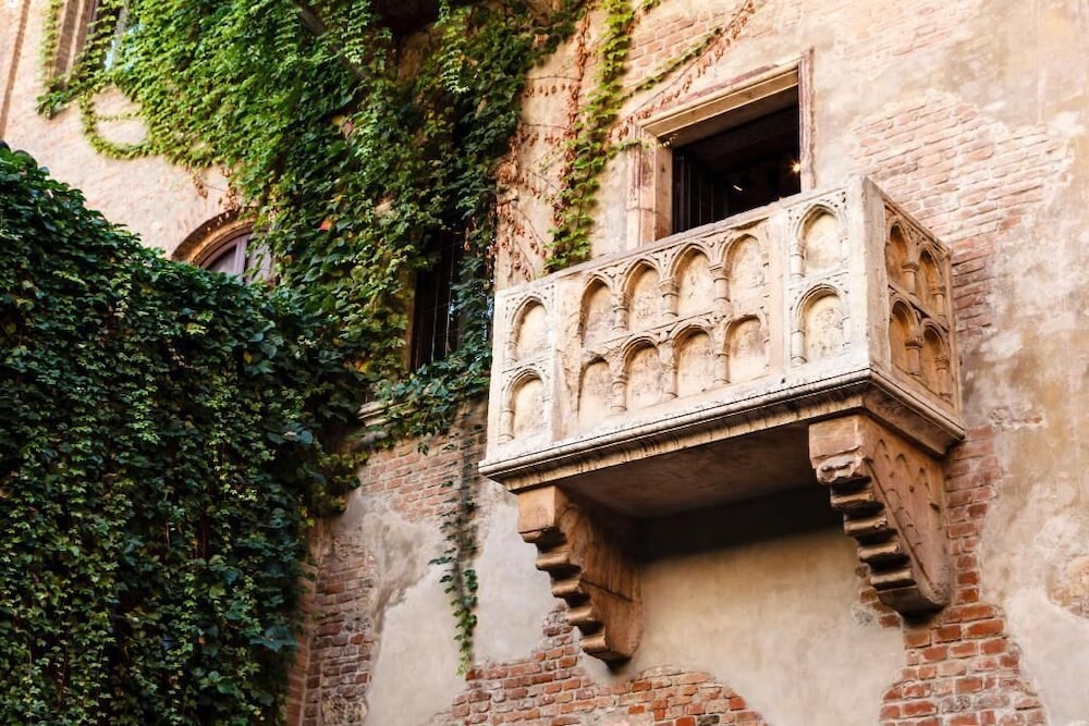 Αn enchanting residence in front of the Juliet house