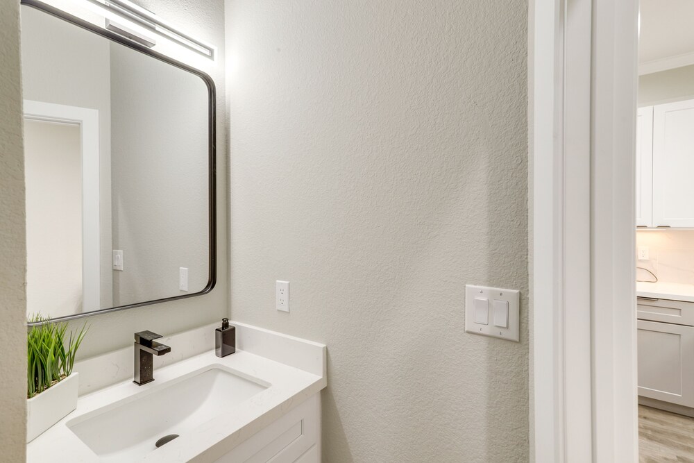 Modern Houston Vacation Rental - 6 Mi to Downtown view 3