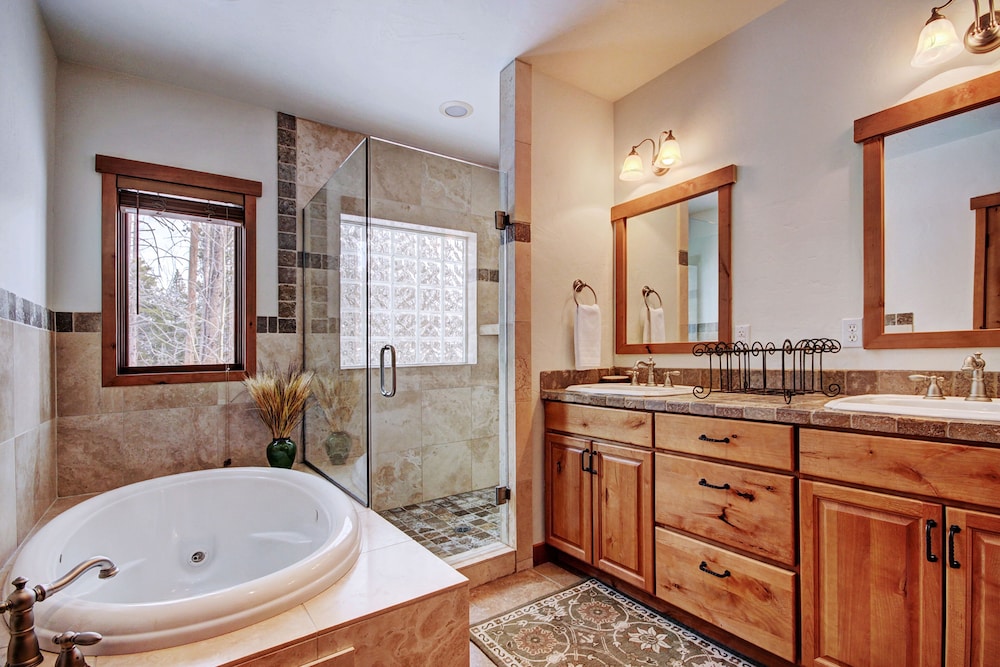 Pine Needle Lodge 5 Bedroom Home by RedAwning