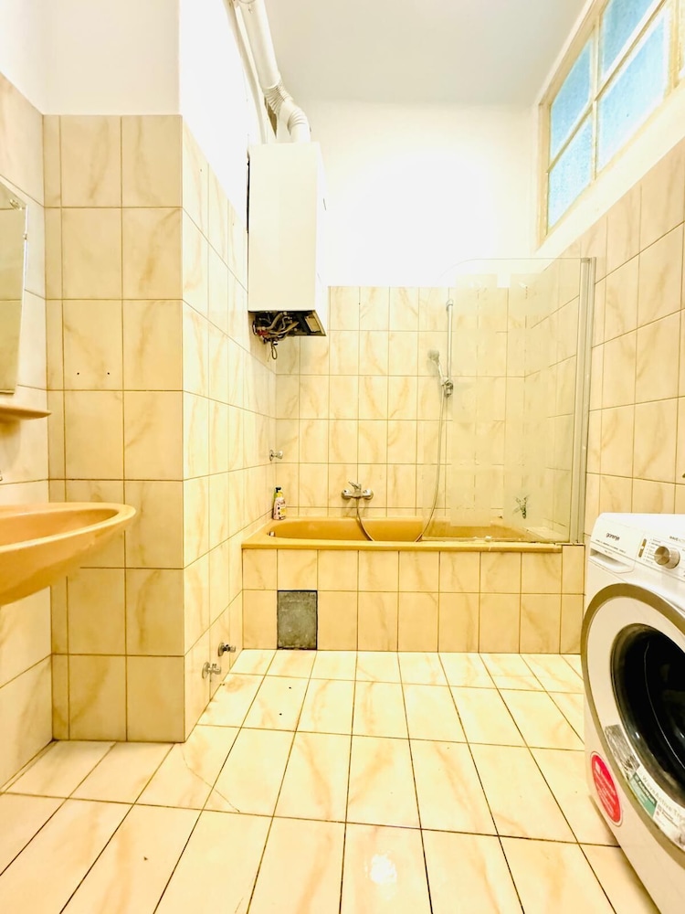 Family 9BR Apartment Near Augarten