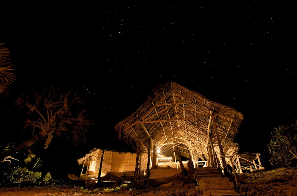 H12 Delta Dunes Lodge