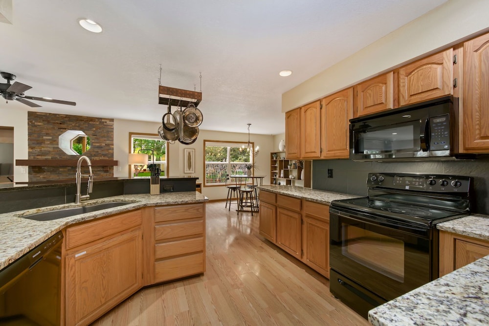 Shady Grove 4 King Beds, Dog Run & Outdoor Fun