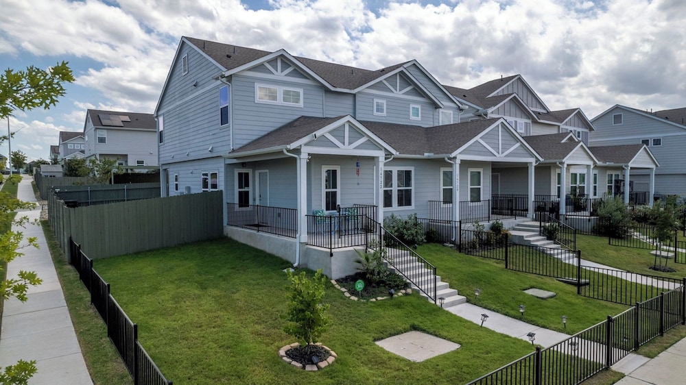 Relaxing 3BR Retreat Community Pool Gym