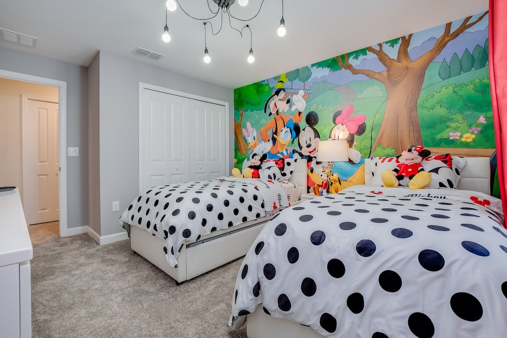 4 Bedroom Town Home with Pool - Image 2