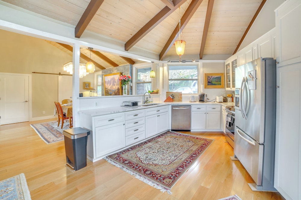 2 Mi to Ocean: Pet-friendly Abode in Aptos!