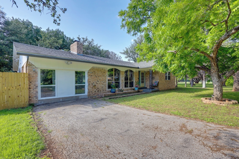 1 Mi to Lake Whitney: Morgan Home w/ Deck!
