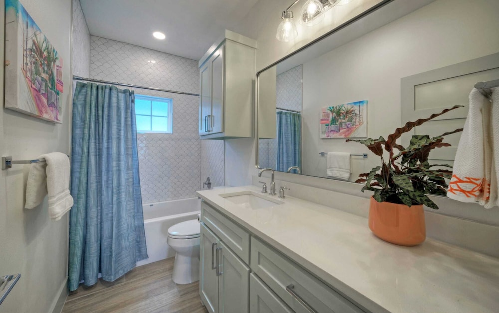 Sleeps 24 2 Homes, Walk to the Beach, Private Pools, Fire Pit, Modern Design
