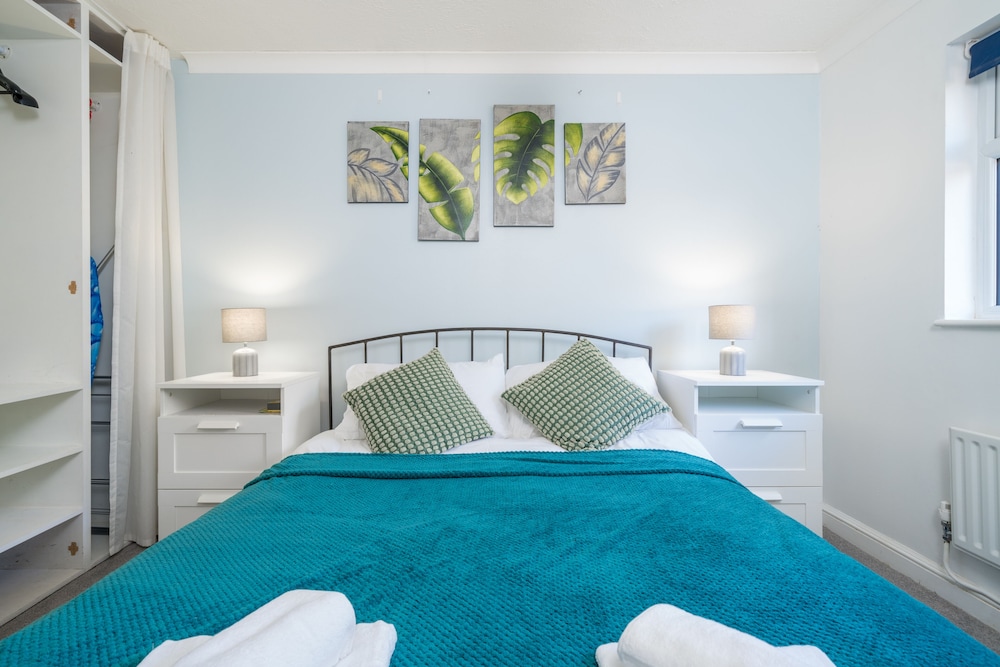 Crawley Pet Friendly 1-Bedroom Apartment view 3