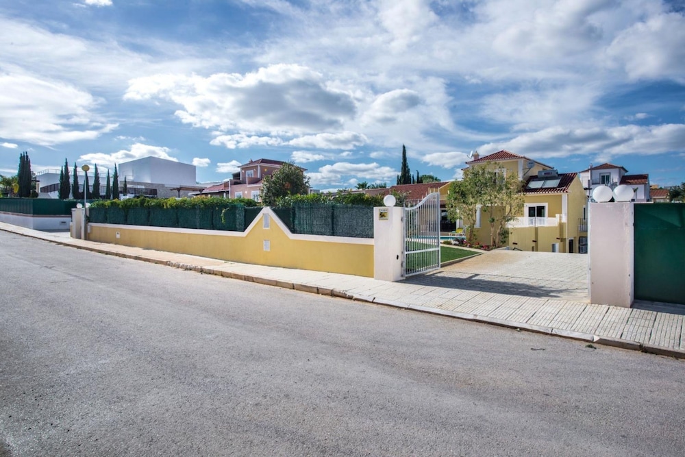 Amapola in Quelfes With 4 Bedrooms and 4 Bathrooms