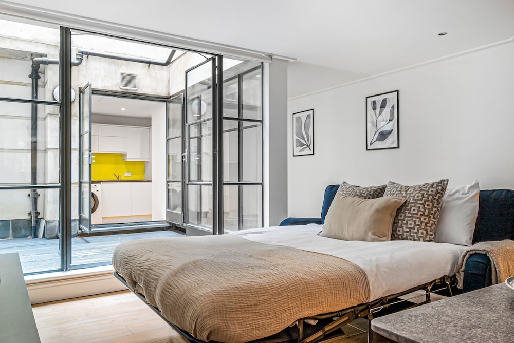 2BR with Patio in the Heart of Holborn