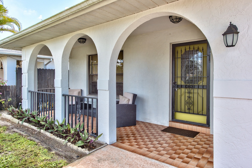 Avanti Vacation Rental, Relaxing 3-BR Retreat with Private Pool Minutes from Vanderbilt Beach and Delnor-Wiggins State Park. Enjoy Southern Exposure, BBQ A