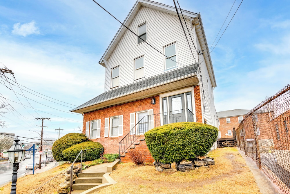 Centrally Located & Pet Friendly: Yonkers Studio!