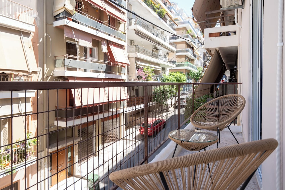 Classic Apartment in Piraeus, walk to Zeas Marina