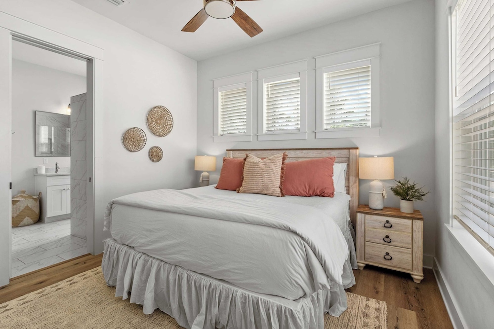 Priv Heated Pool + Hot Tub, Boat-friendly, Sleeps 16! Good Times by Avantstay