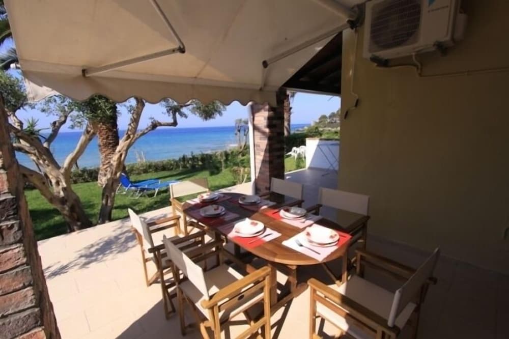 Menigos AB4G no50 Beachfront 2 Bdr Apt view 2
