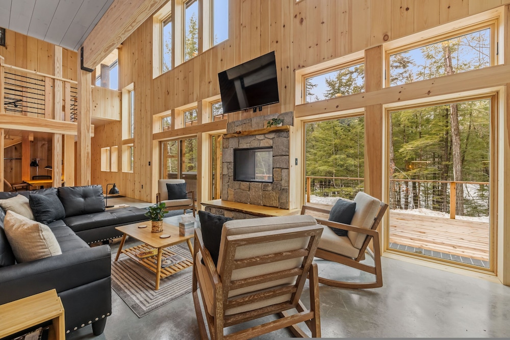 Ski Cabin w Hot Tub Gas Fireplace Near Cranmore