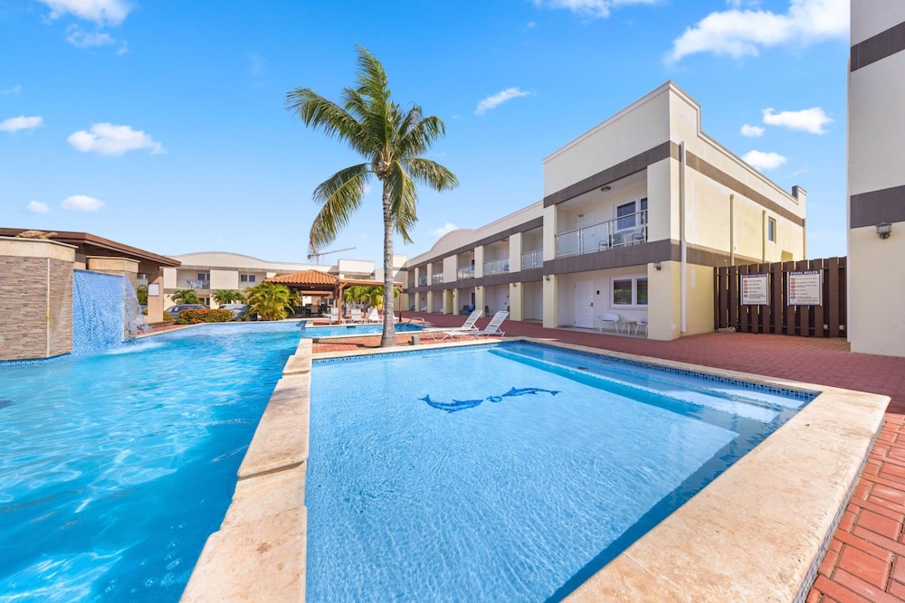 Cozy Bliss Condo w Pool Steps From Eagle Beach
