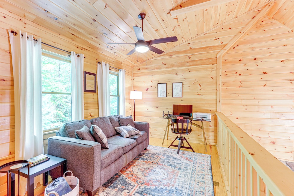 5 Mi to Dtwn Blue Ridge: Spacious Cabin w/ Hot Tub