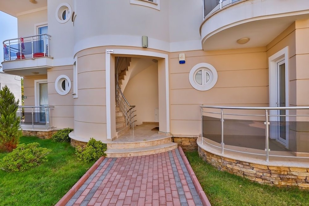 Golden Life Blue Green Residence