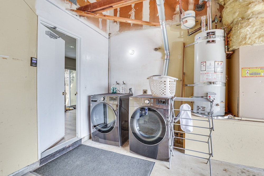 Sunny Oceanside Home w/ Patio, 5 Mi to Downtown!
