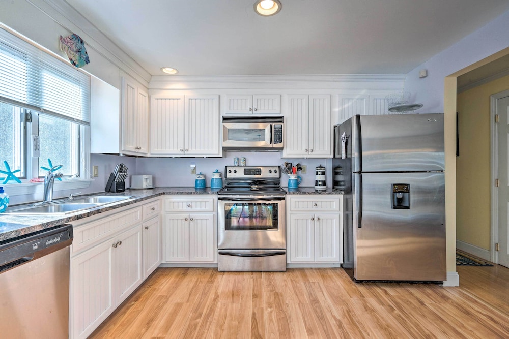 Charming East Falmouth Home: Walk to Private Beach