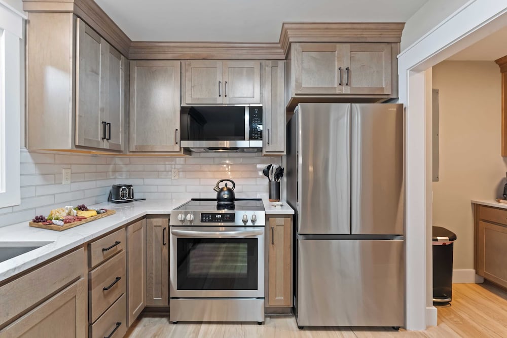 Lake Norman Waterfront Home w/ Covered Porch, Sunset Views & Easy Access to Dining, Shopping & Uptown Charlotte Adventures Sunsets on Shoreline