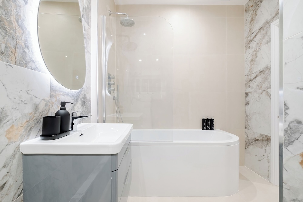 Luxury Oasis in South Kensington WITH AC