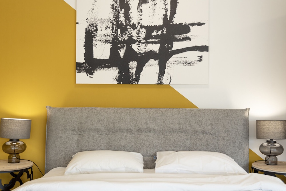 Spacious Urban Retreat Central 2-bedroom Haven for 8