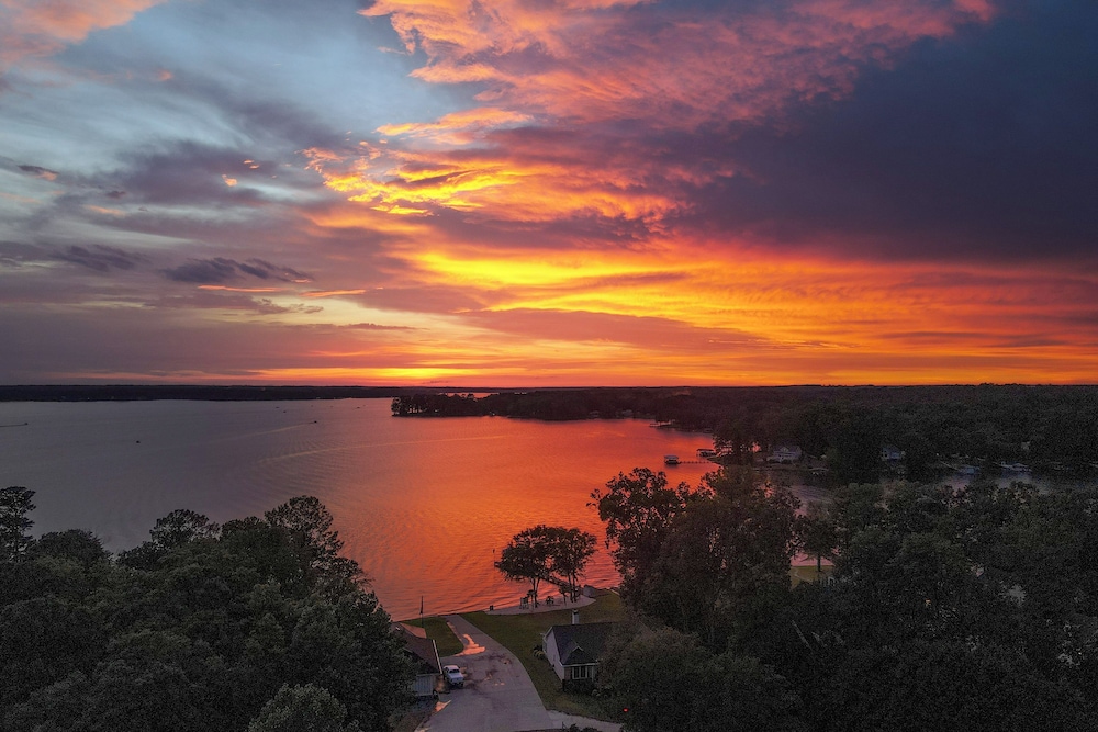 Lakefront Gem: Hot Tub, Boat Launch Near Greenwood view 2