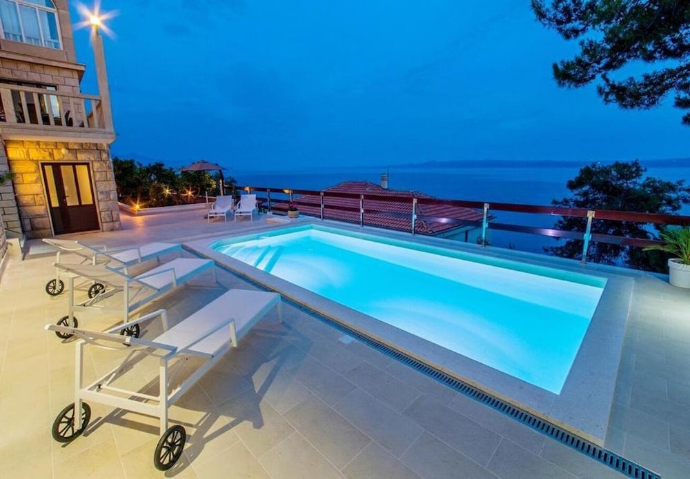 Fran - Pool View - A1 - II kat view 2