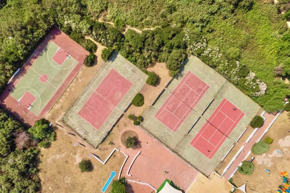 Hotel with swimming pool just 300 mt from the Baia delle Mimose-beach