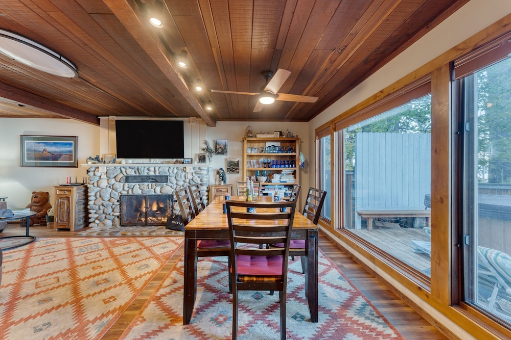 Lakefront Haven by Avantstay Minutes to Ski Resorts Private Dock Boat