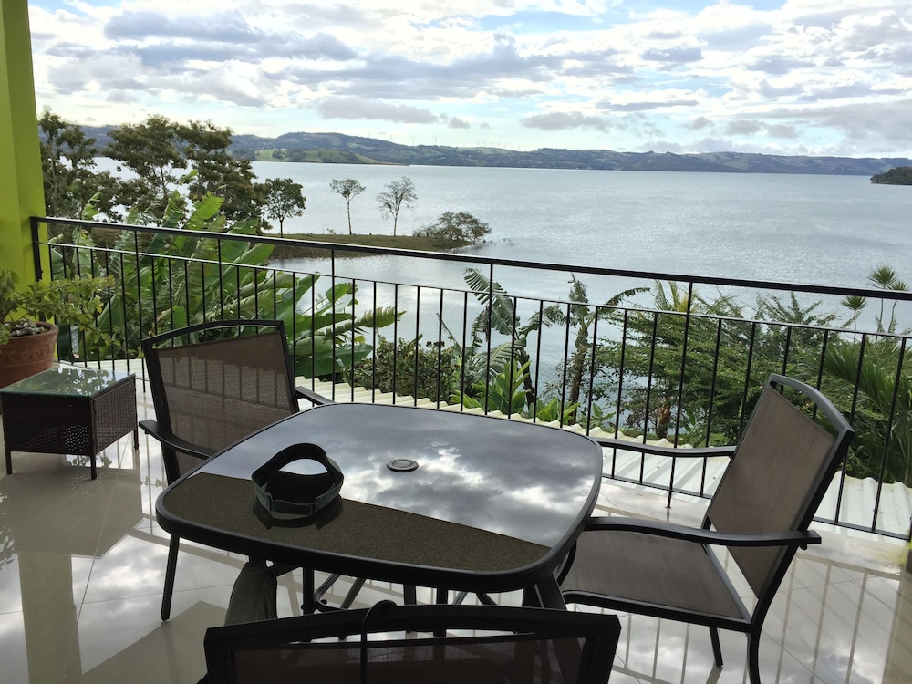 BlueBay Bugenvil Lake Lodge
