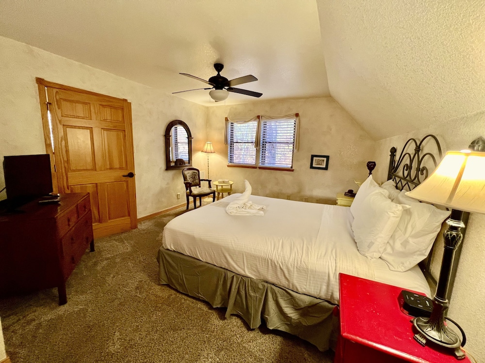 Forest View two bedroom, two bath Harbor North luxury loft cottage with private hot tub o Lake on Ouachita. by RedAwning view 4