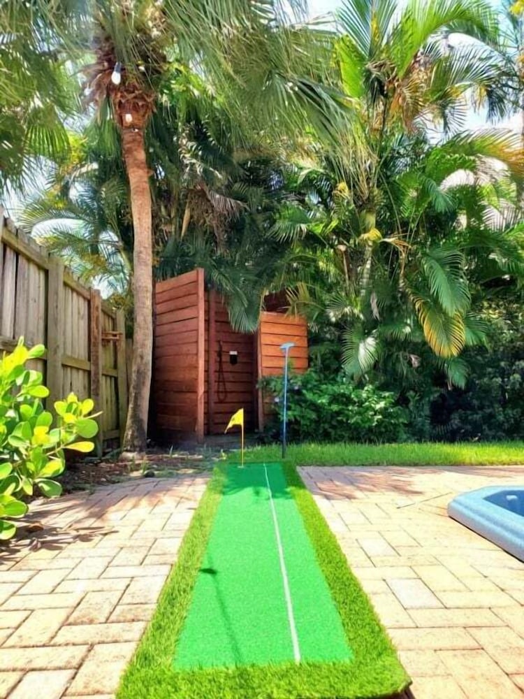 Fox Island Heated Spa- Downtown & Beach 4 Bedroom Home