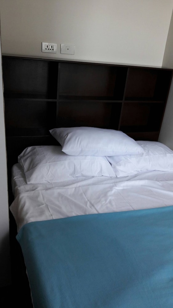 Araneta Cubao No Brown Outs 1BR Furnished Condo With Balcony Free Wifi Netflix