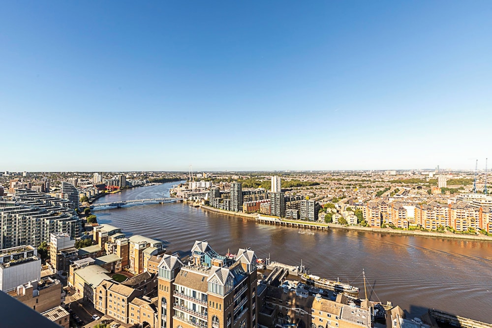 Luxurious 3-bed Sky-high Battersea Gem