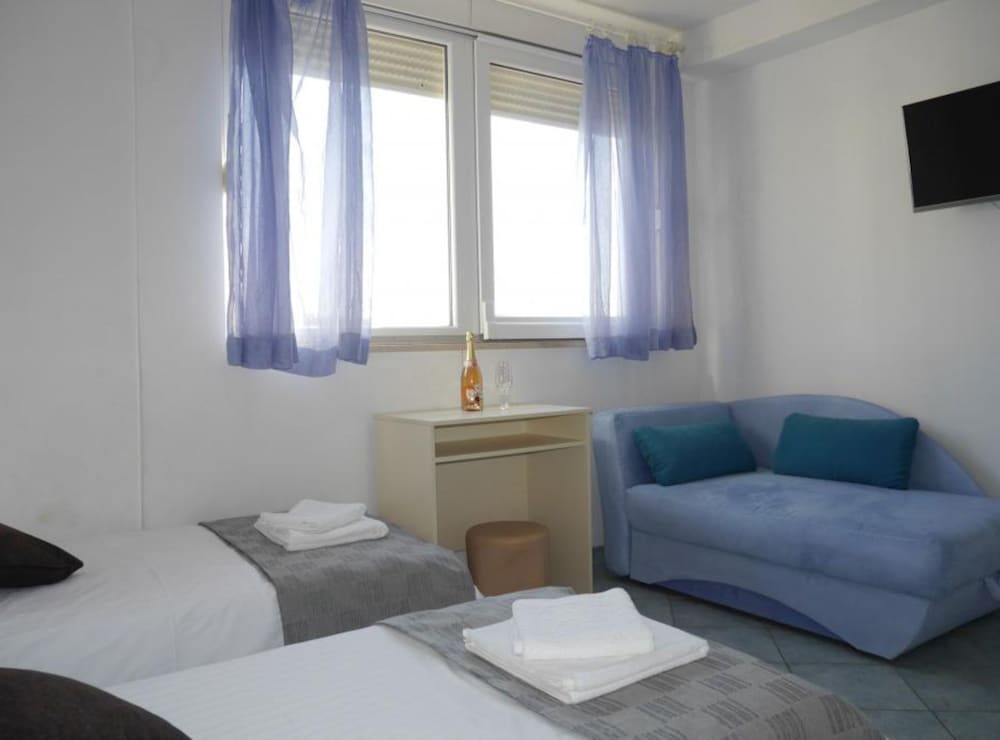 Dugi Rat Seaside Apartments