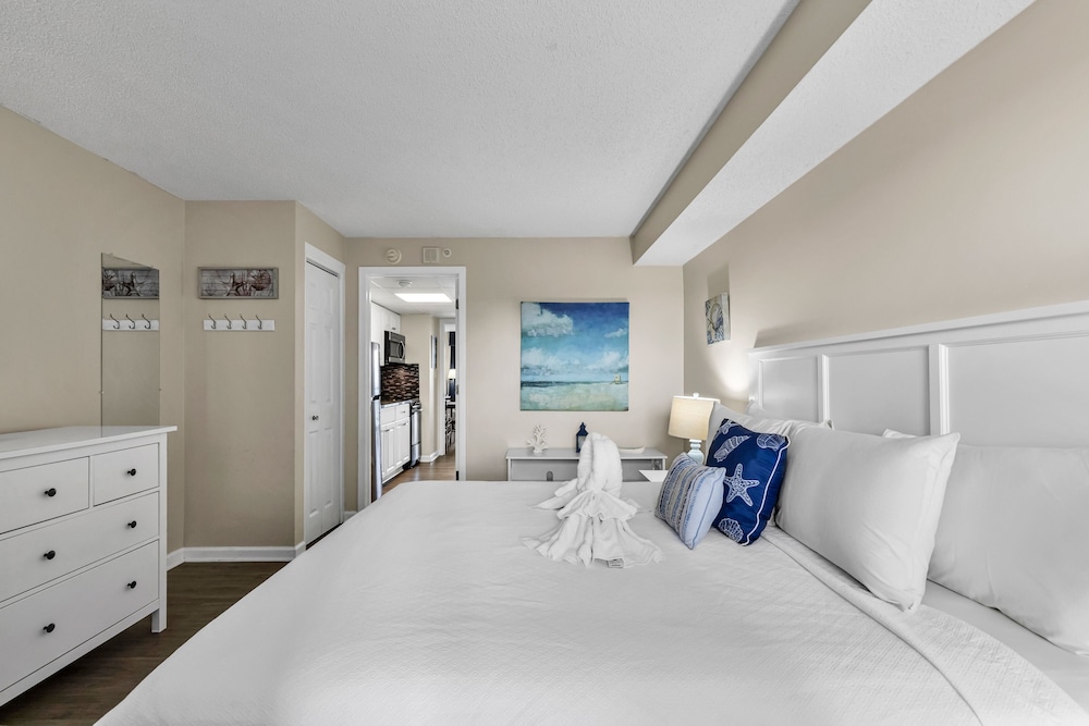 Boardwalk Resort by Hosteeva