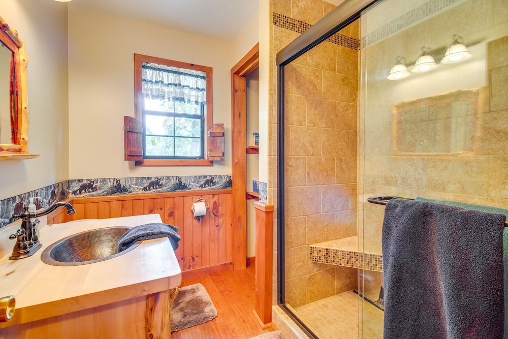 Secluded Oakland Cabin w/ Private Yard! view 3
