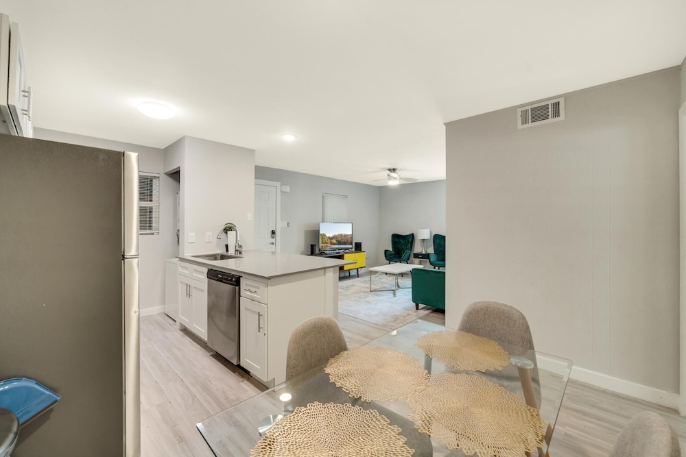 Modern 2BR Near UT Hyde Park Evonify - Image 5